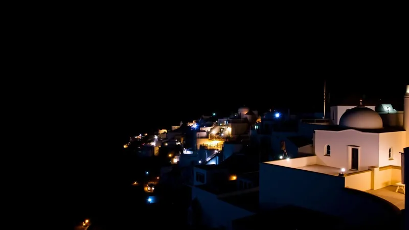 Rue animée de nuit — Grèce