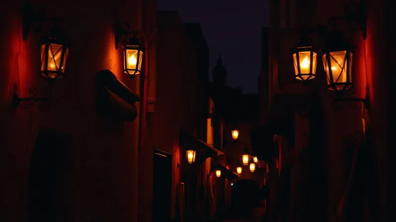 Rue animée de nuit — Maroc