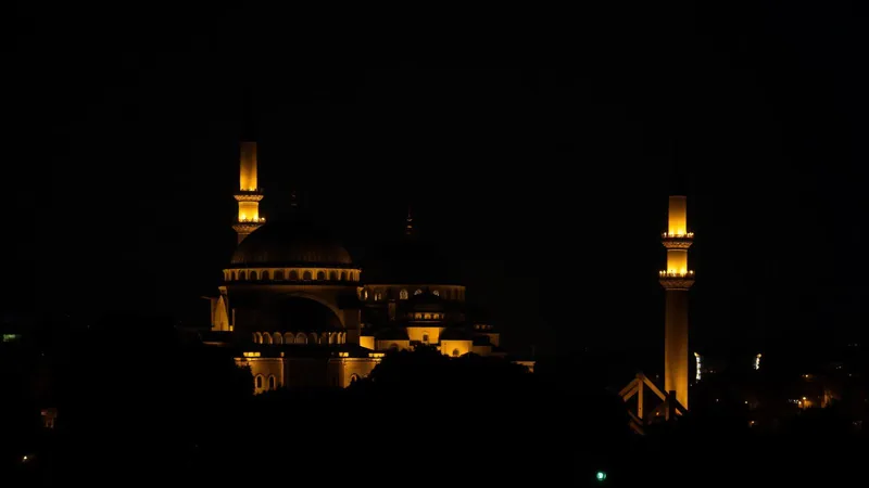 Rue animée de nuit — Turquie