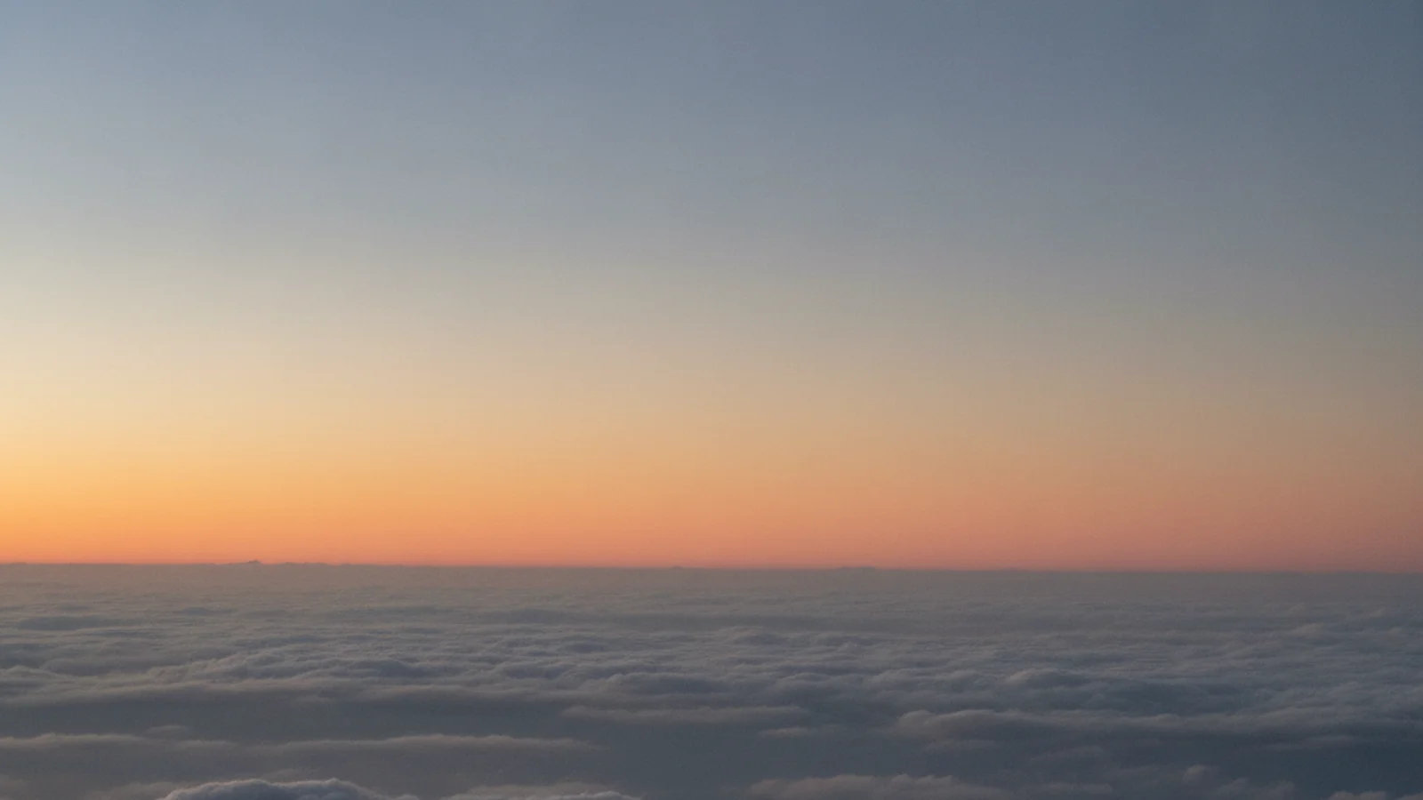 Ciel doré au-dessus des nuages au coucher du soleil